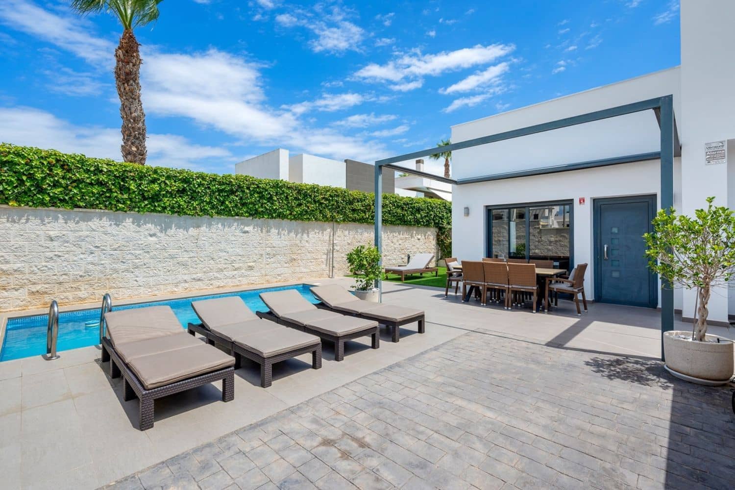 3 soveværelse Villa til salg i Pueblo Bravo med swimmingpool garage - € 460.000 (Ref: 9651096)