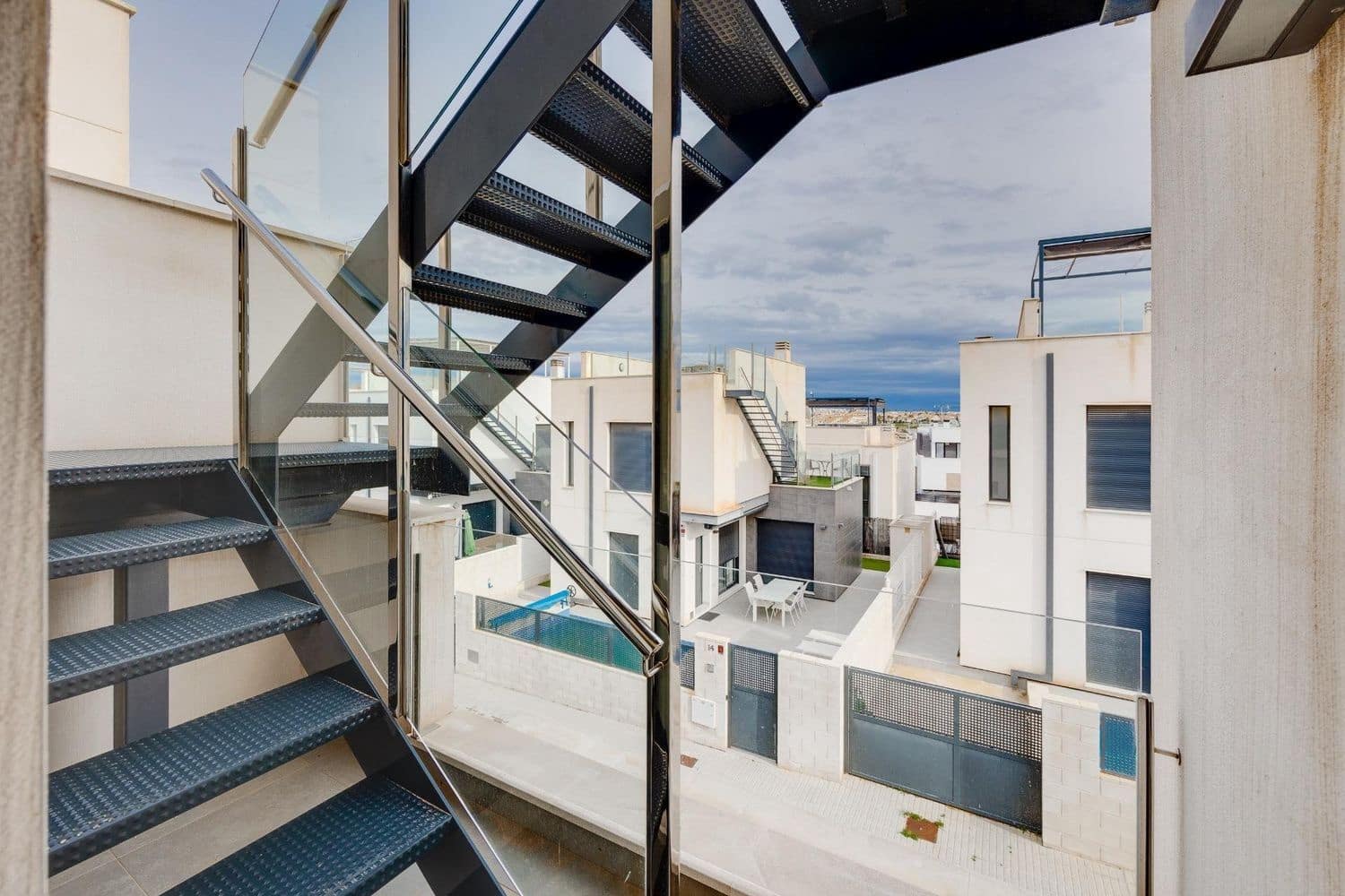 3 makuuhuone Huvila myytävänä paikassa Alicante kaupunki mukana uima-altaan 
autotalli - 369 900 € (Ref: 9714365)