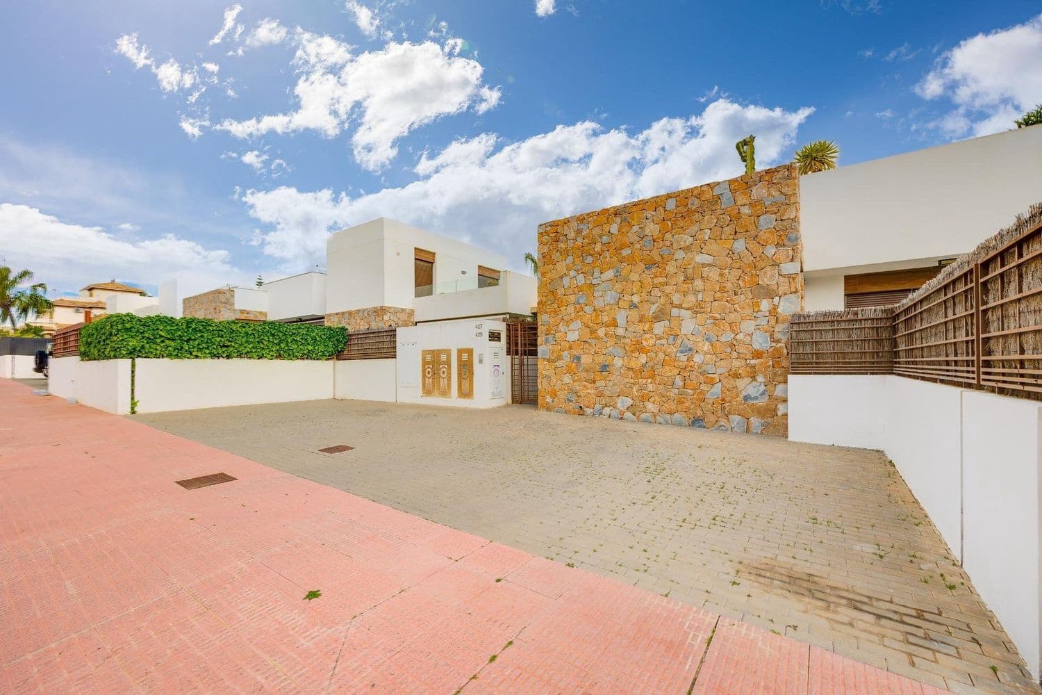 Casa de 2 habitaciones en Orihuela Costa en venta con piscina garaje - 349.000 € (Ref: 9719671)