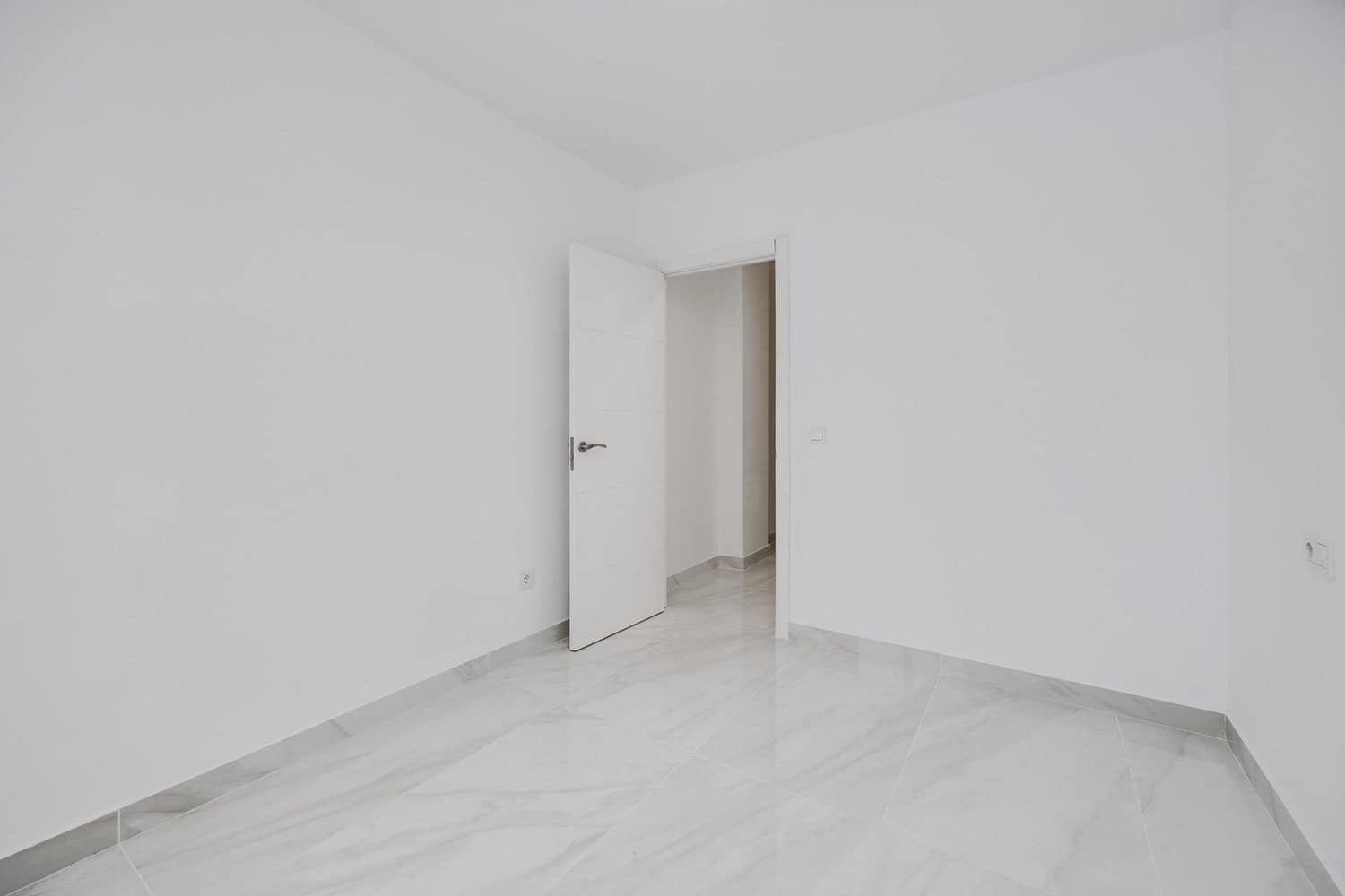 3 sovrum Lägenhet till salu i Torrevieja med garage - 205 000 € (Ref: 9800315)