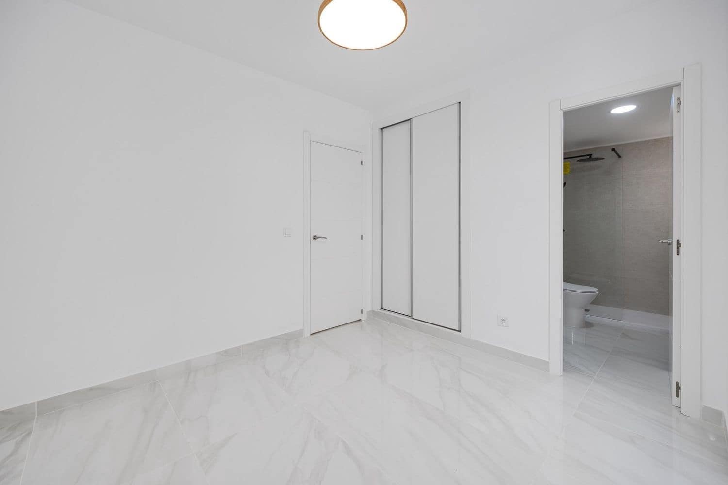 3 sovrum Lägenhet till salu i Torrevieja med garage - 205 000 € (Ref: 9800315)