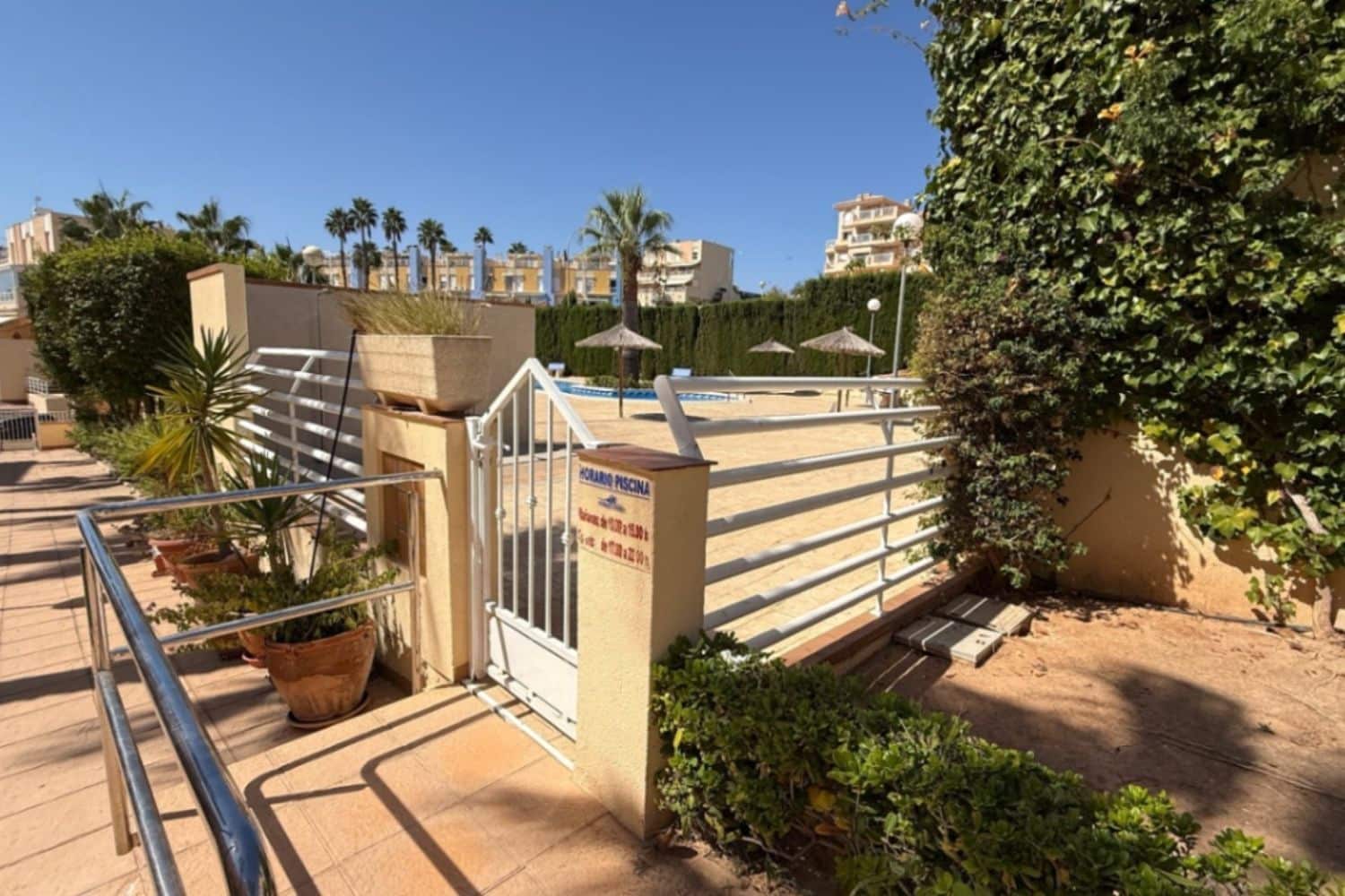 3 soverom Hus til salgs i Orihuela Costa med svømmebasseng garasje - € 349 000 (Ref: 9840762)