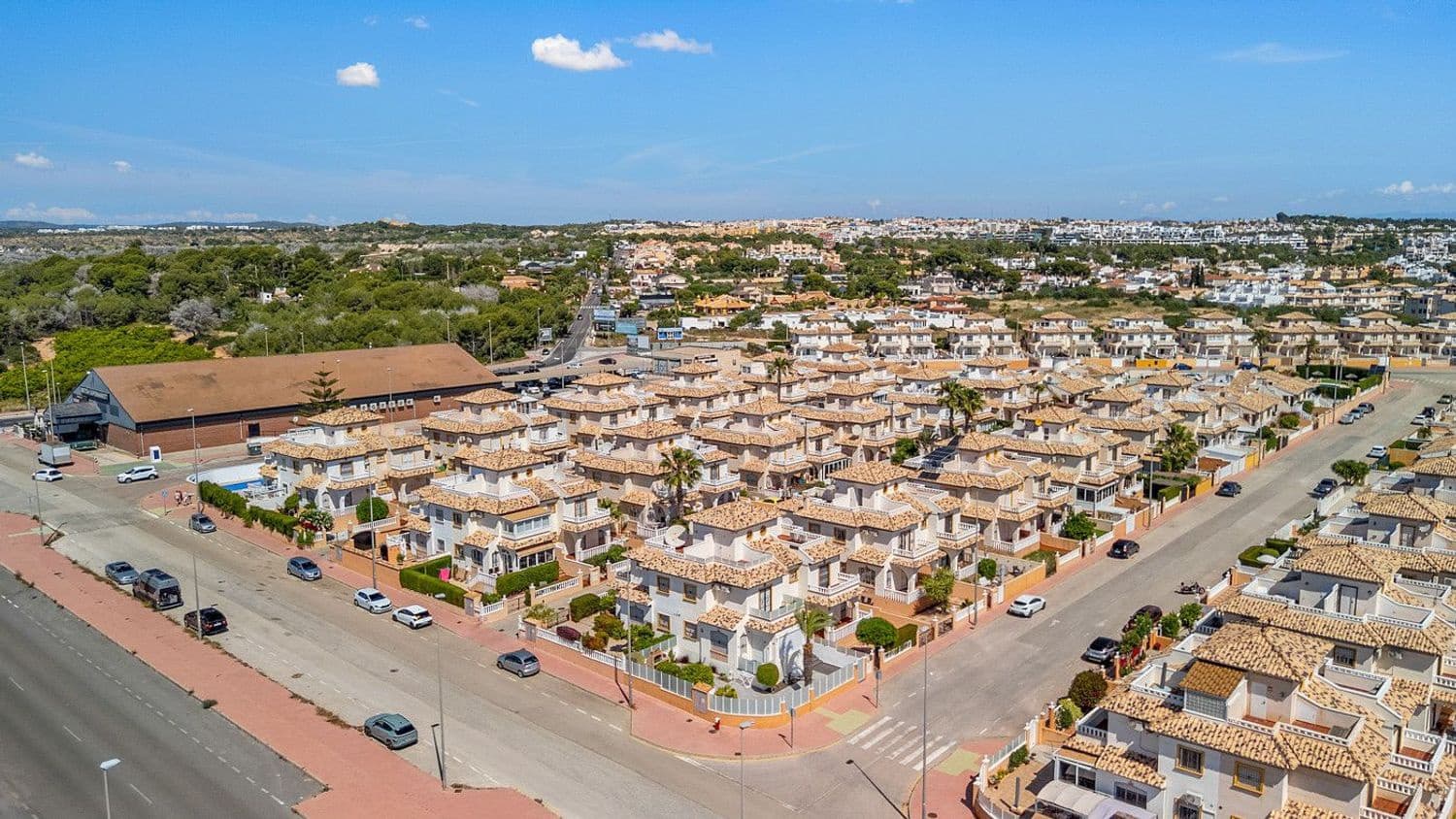 2 bedroom Townhouse for sale in Alicante / Alacant city with pool garage - € 219,000 (Ref: 9854769)