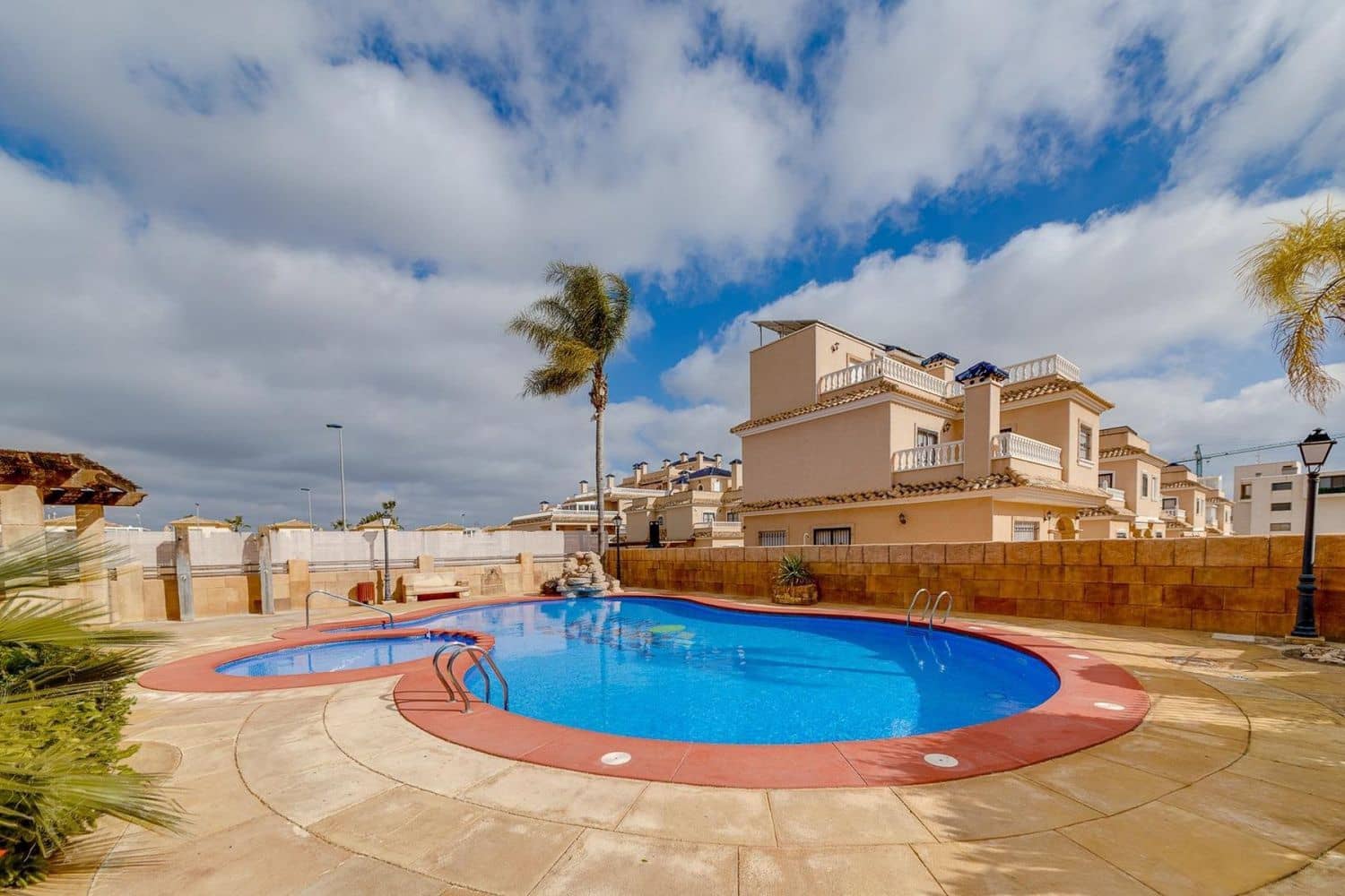 2 bedroom Apartment for sale in Alicante / Alacant city with pool garage - € 195,000 (Ref: 9868042)