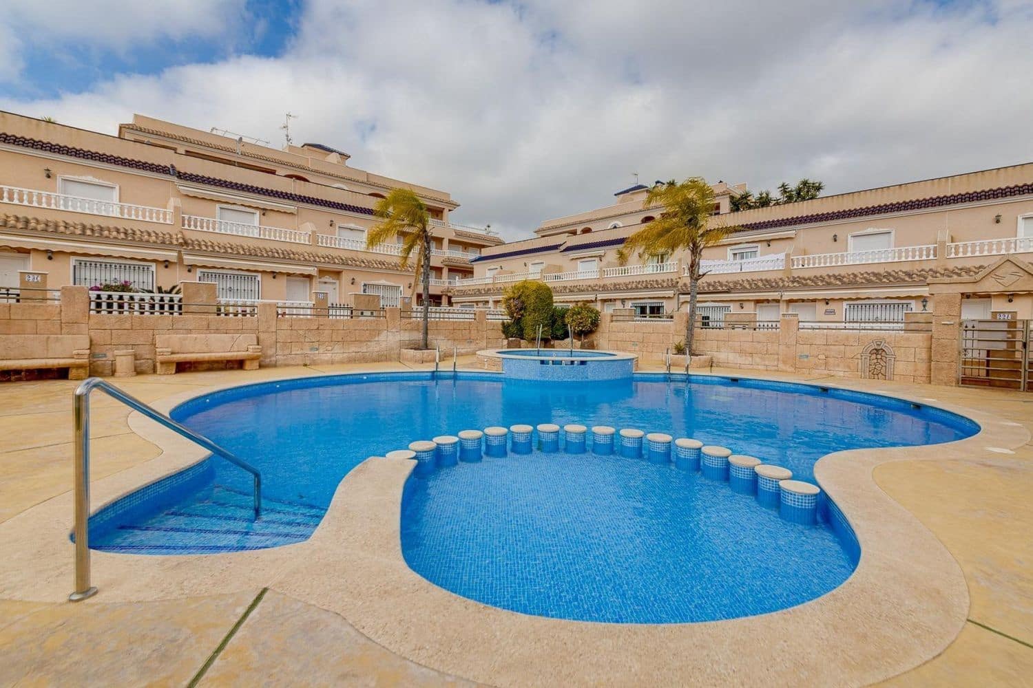 2 bedroom Apartment for sale in Alicante / Alacant city with pool garage - € 195,000 (Ref: 9868042)