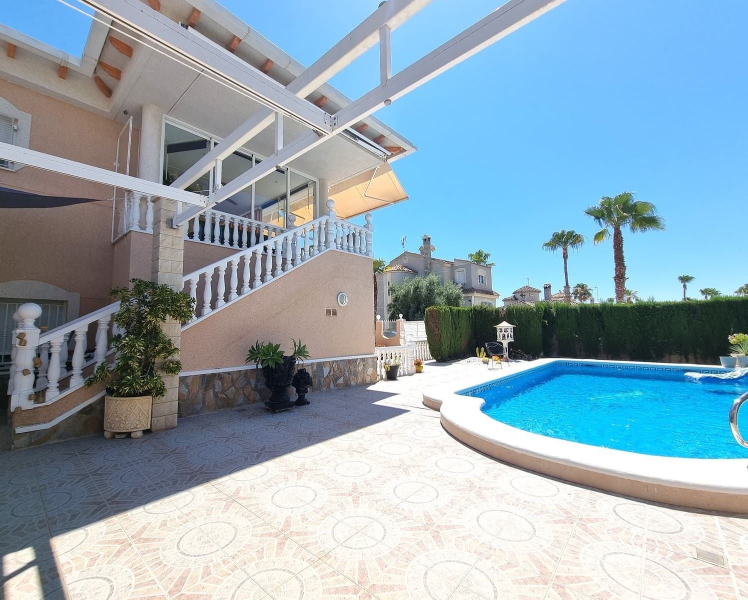 4 soverom Villa til salgs i Alicante by med svømmebasseng garasje - € 398 750 (Ref: 9958938)