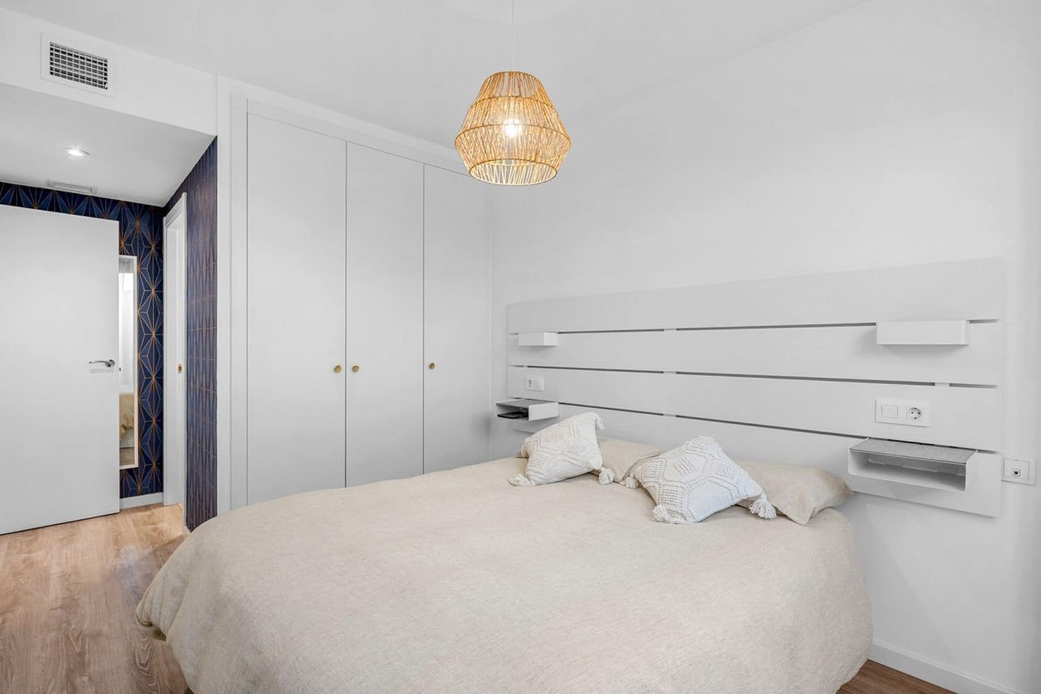 2 soverom Leilighet til salgs i Alicante by med svømmebasseng garasje - € 380 000 (Ref: 9968087)