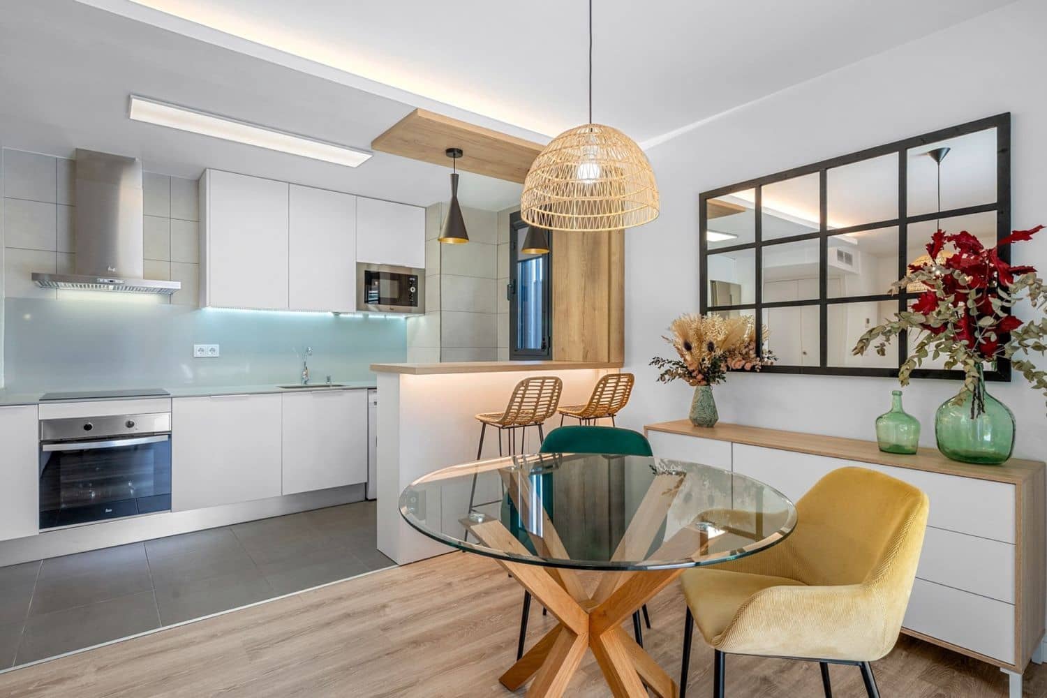 2 soverom Leilighet til salgs i Alicante by med svømmebasseng garasje - € 380 000 (Ref: 9968087)
