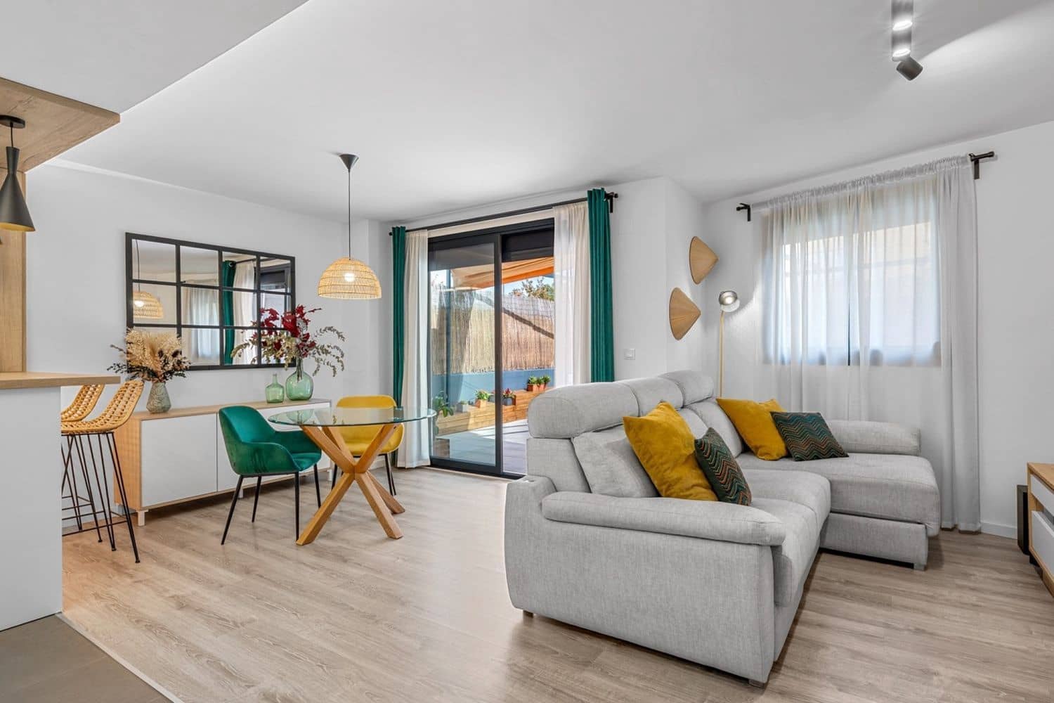 2 soverom Leilighet til salgs i Alicante by med svømmebasseng garasje - € 380 000 (Ref: 9968087)