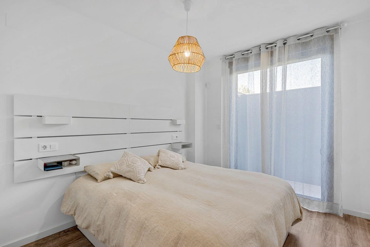 2 soverom Leilighet til salgs i Alicante by med svømmebasseng garasje - € 380 000 (Ref: 9968087)