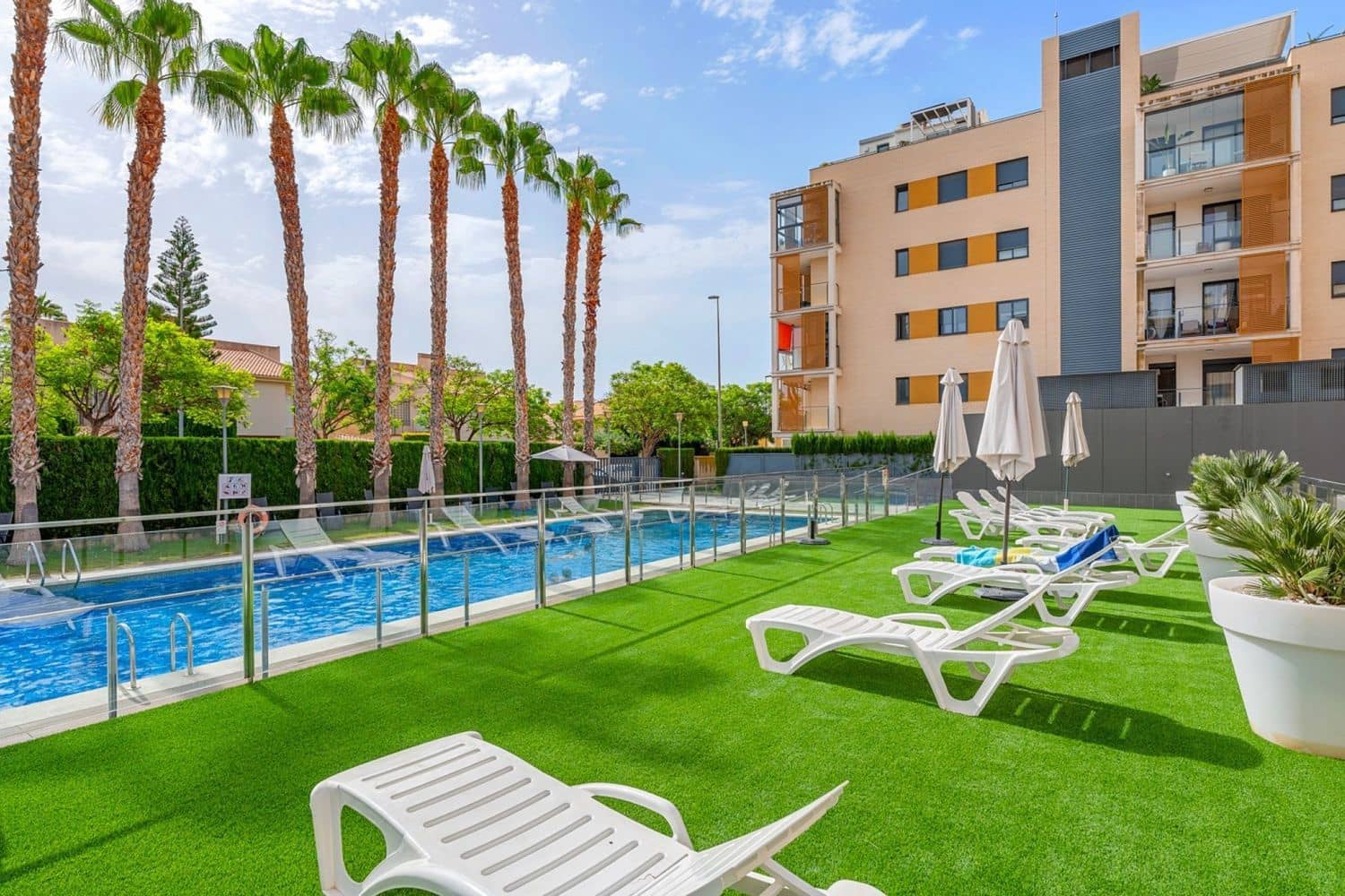 2 soverom Leilighet til salgs i Alicante by med svømmebasseng garasje - € 380 000 (Ref: 9968087)