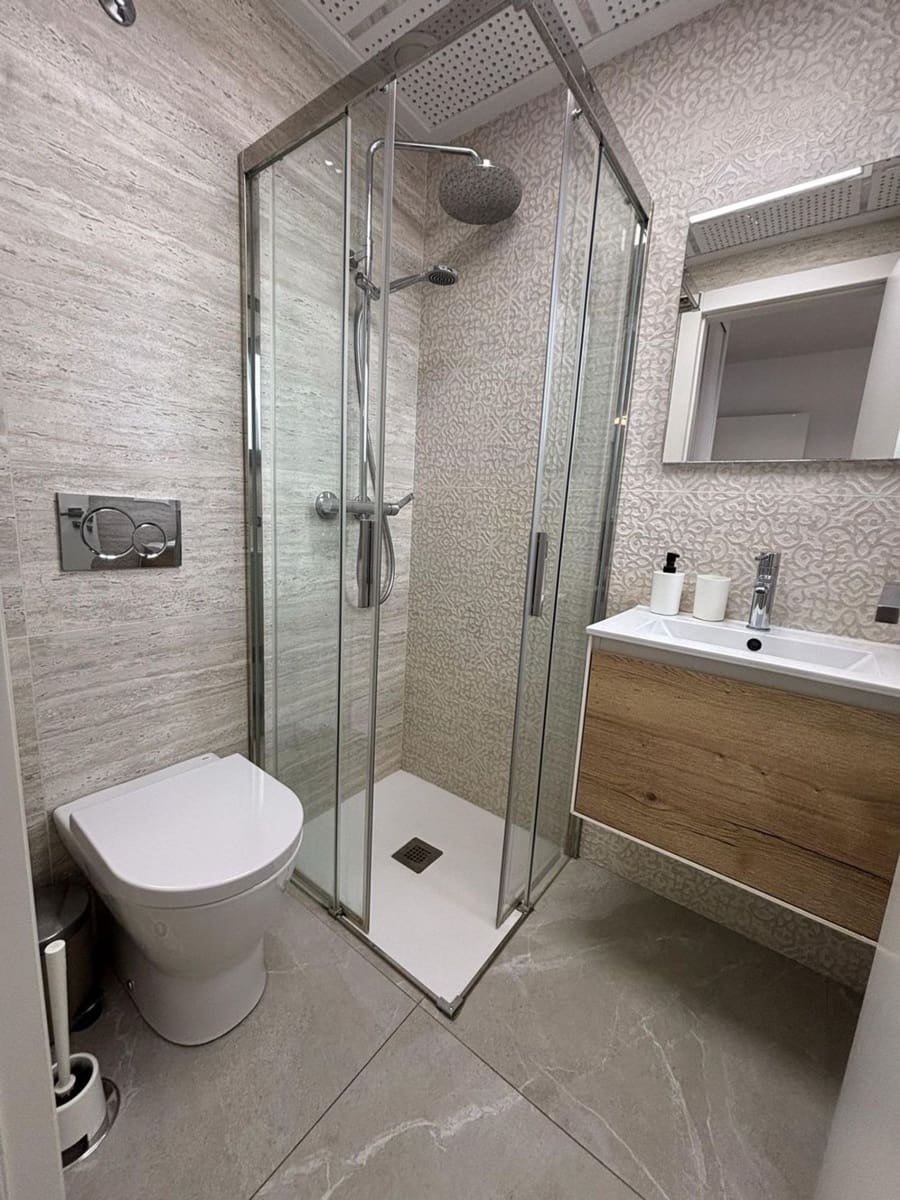 Apartamento de 2 habitaciones en Torrevieja en venta con piscina garaje - 299.000 € (Ref: 9976723)