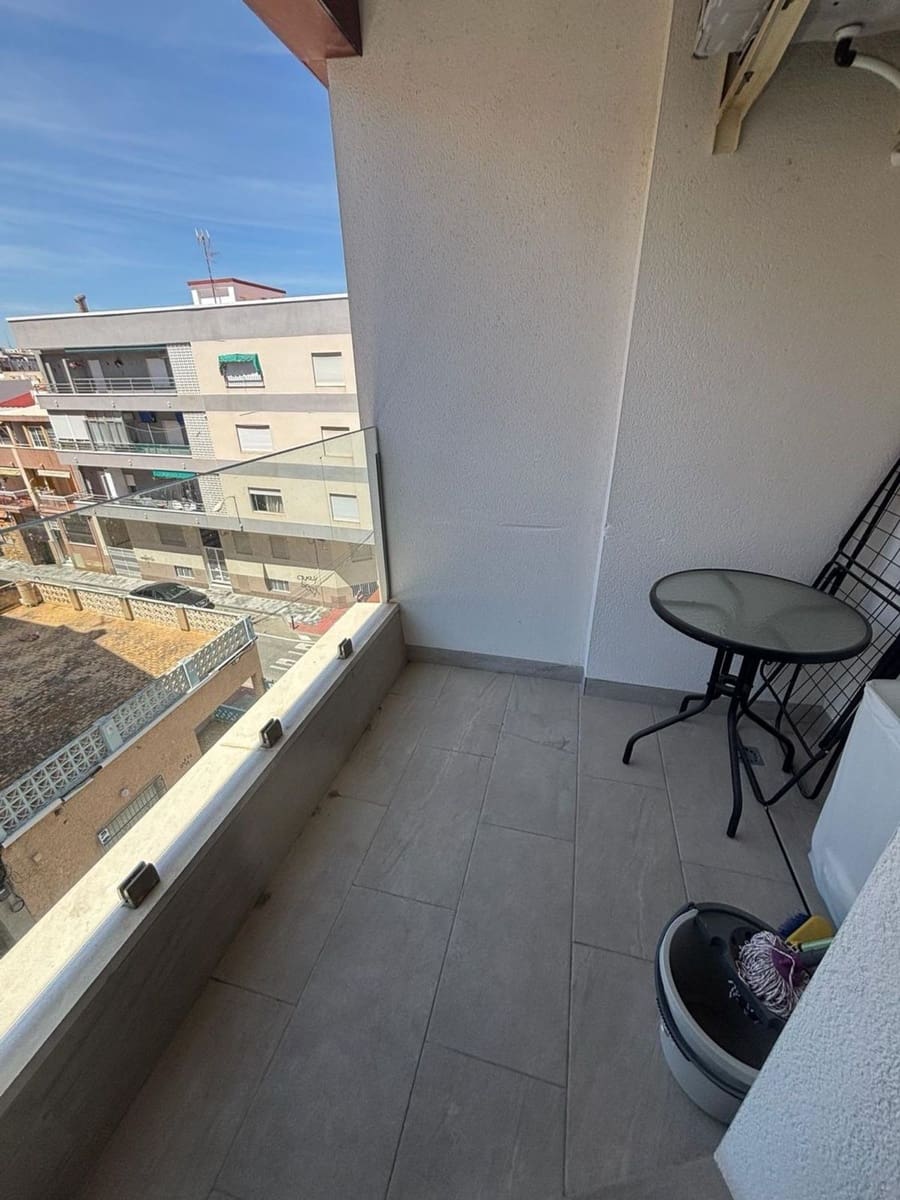 Apartamento de 2 habitaciones en Torrevieja en venta con piscina garaje - 299.000 € (Ref: 9976723)