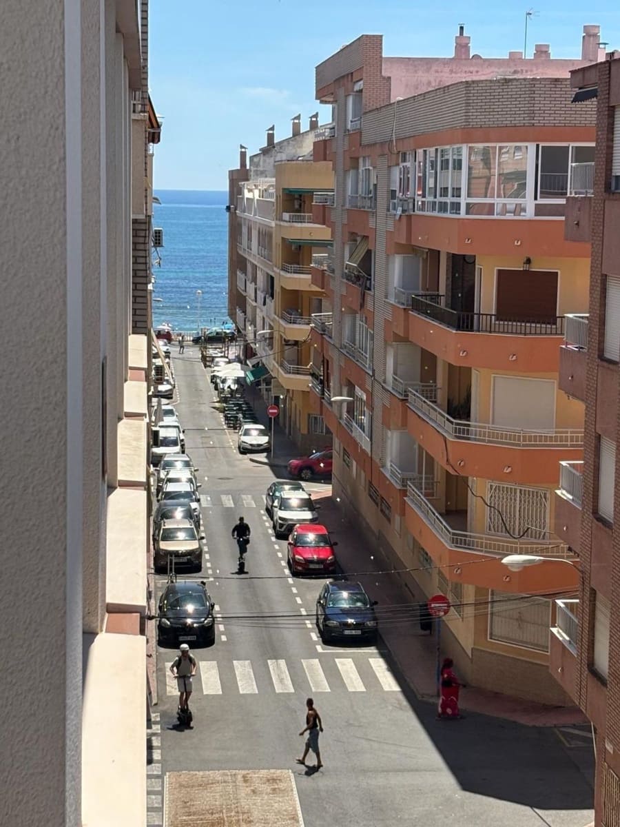 Apartamento de 2 habitaciones en Torrevieja en venta con piscina garaje - 299.000 € (Ref: 9976723)