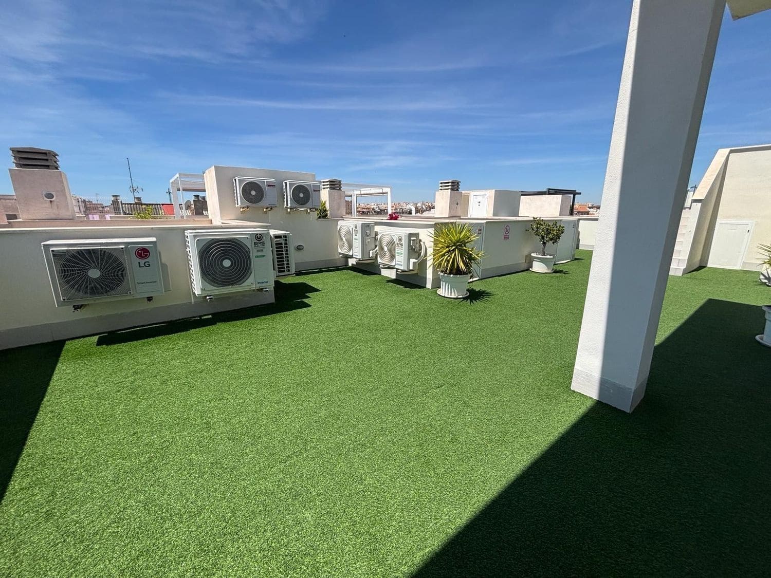 Apartamento de 2 habitaciones en Torrevieja en venta con piscina garaje - 299.000 € (Ref: 9976723)