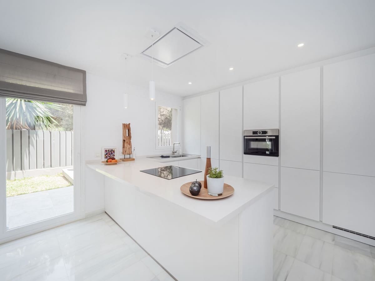 5 bedroom Villa for sale in Marbella with garage - € 1,645,000 (Ref: 7199921)