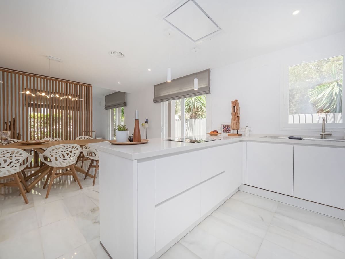 5 bedroom Villa for sale in Marbella with garage - € 1,645,000 (Ref: 7199921)