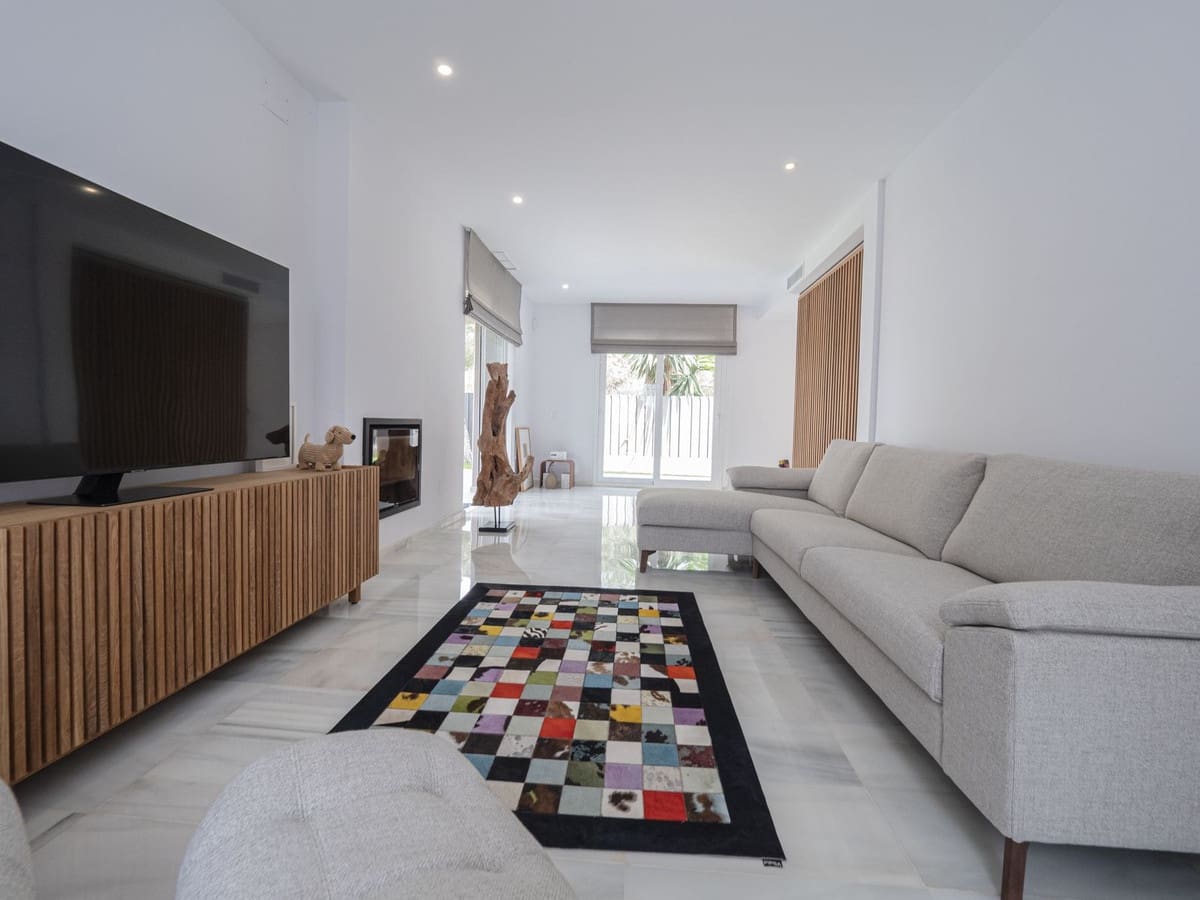 5 bedroom Villa for sale in Marbella with garage - € 1,645,000 (Ref: 7199921)