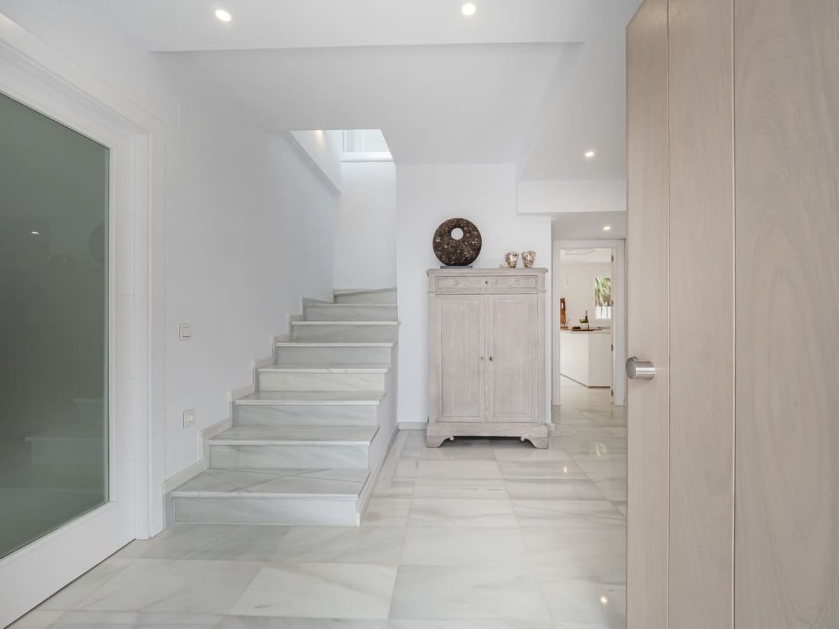 5 bedroom Villa for sale in Marbella with garage - € 1,645,000 (Ref: 7199921)