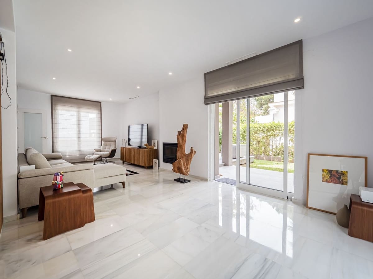 5 bedroom Villa for sale in Marbella with garage - € 1,645,000 (Ref: 7199921)