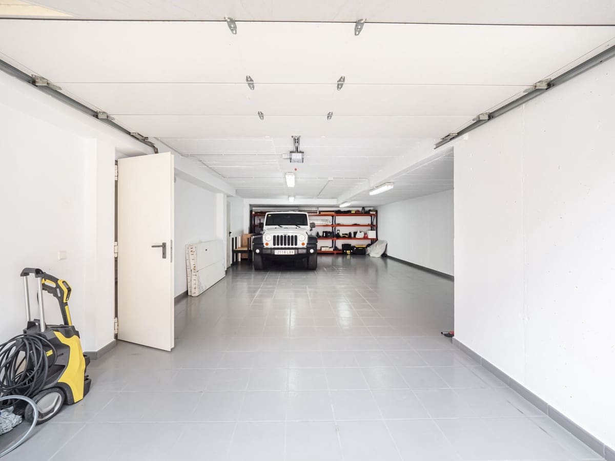 5 bedroom Villa for sale in Marbella with garage - € 1,645,000 (Ref: 7199921)