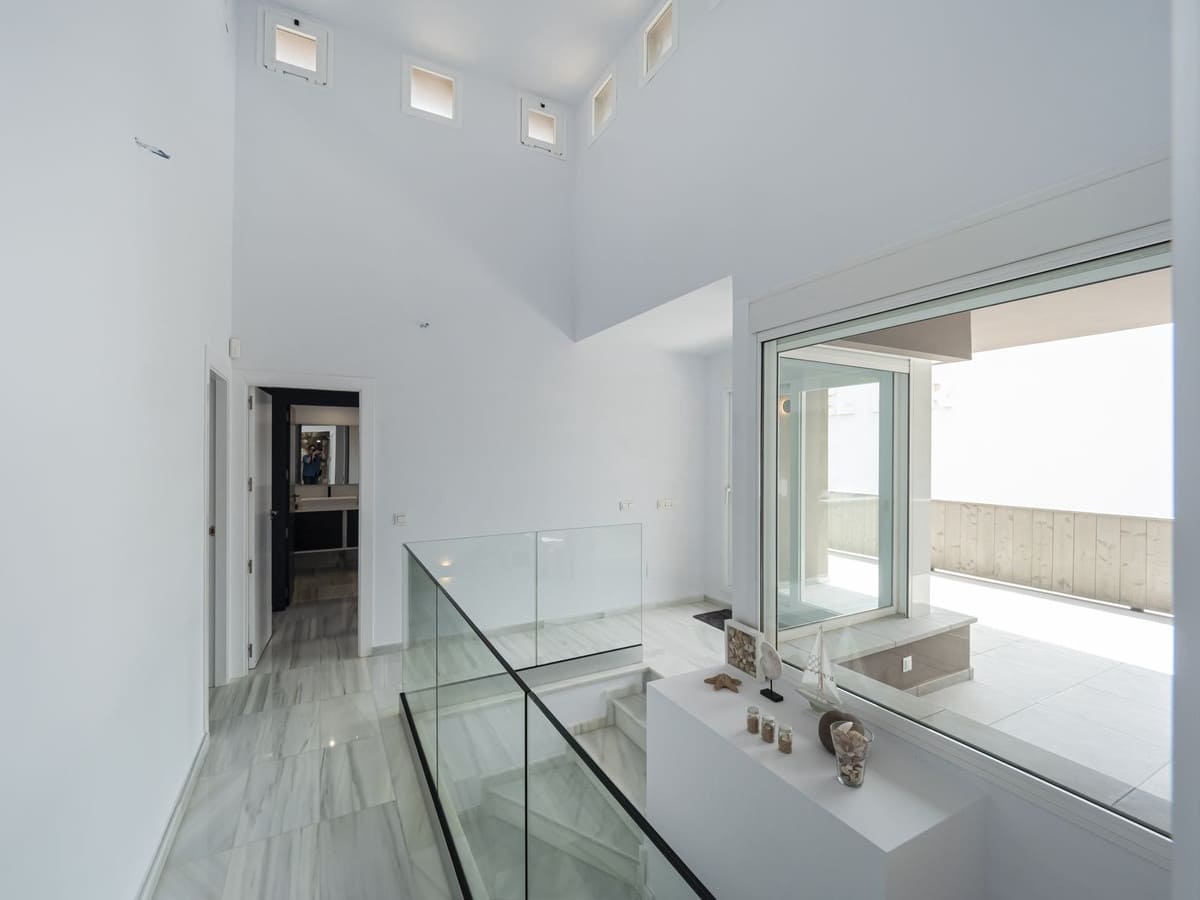 5 bedroom Villa for sale in Marbella with garage - € 1,645,000 (Ref: 7199921)