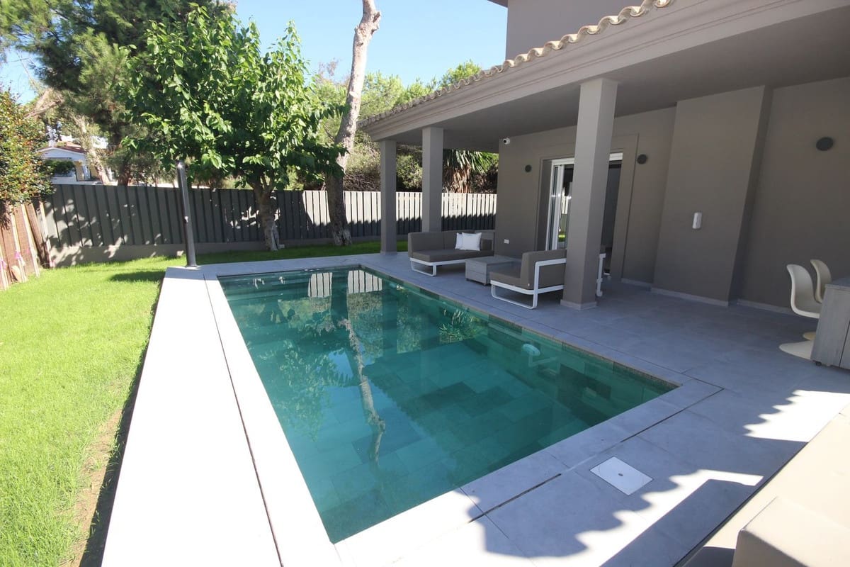 5 bedroom Villa for sale in Marbella with garage - € 1,645,000 (Ref: 7199921)