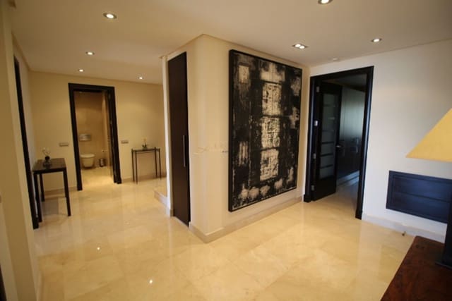 3 bedroom Penthouse for rent in Puerto Banus, Marbella - € 12,000 (Ref: 9360179)