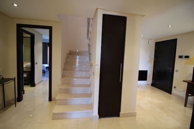 3 bedroom Penthouse for rent in Puerto Banus, Marbella - € 12,000 (Ref: 9360179)