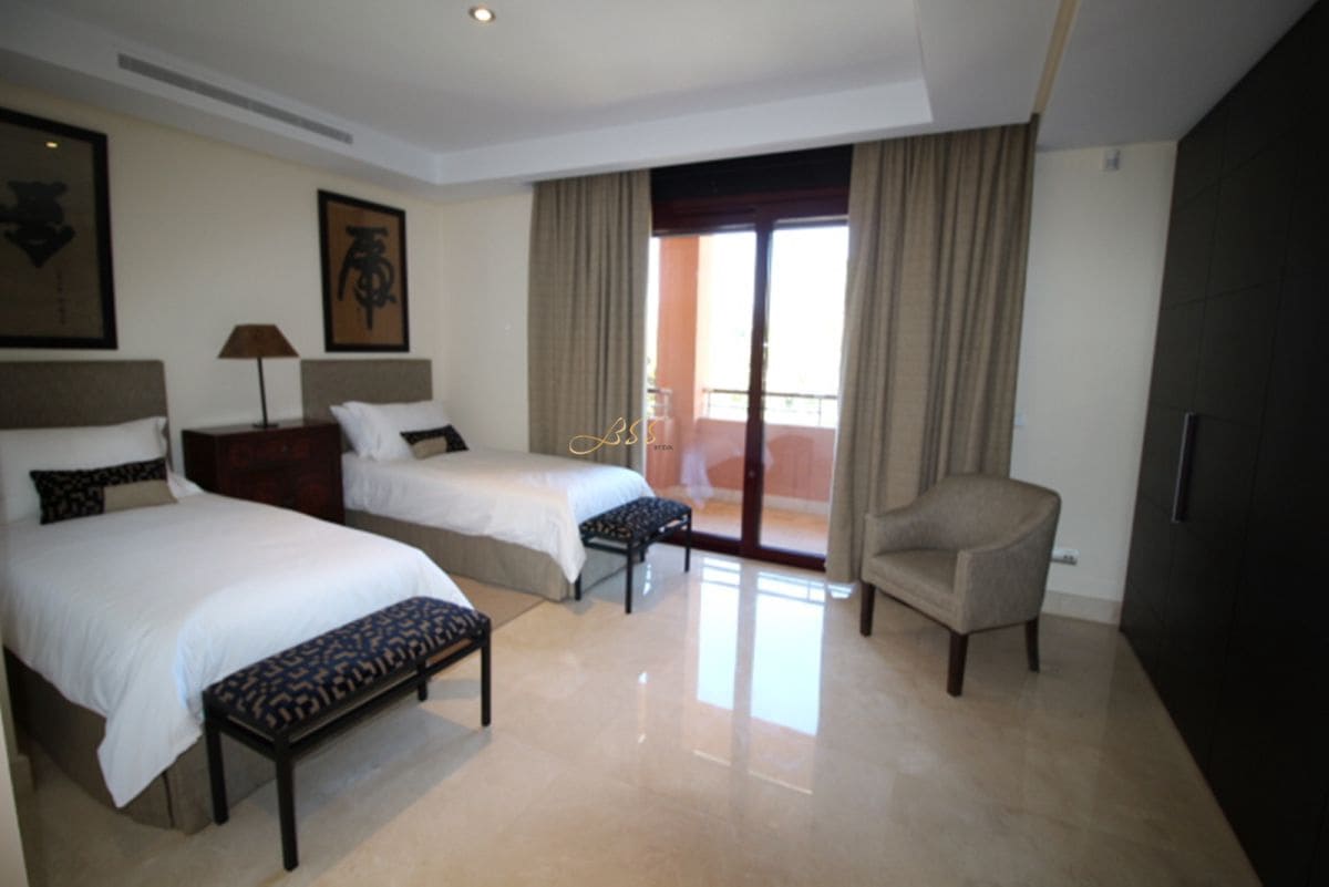 3 bedroom Penthouse for rent in Puerto Banus - € 12,000 (Ref: 9360179)