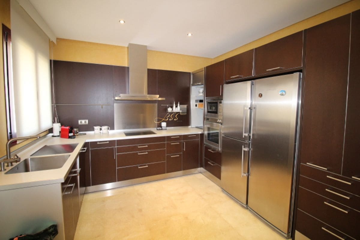 3 bedroom Penthouse for rent in Puerto Banus - € 12,000 (Ref: 9360179)