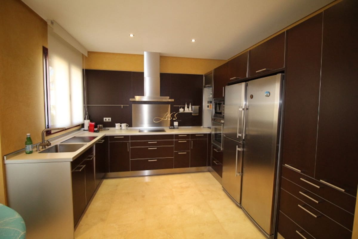 3 bedroom Penthouse for rent in Puerto Banus - € 12,000 (Ref: 9360179)
