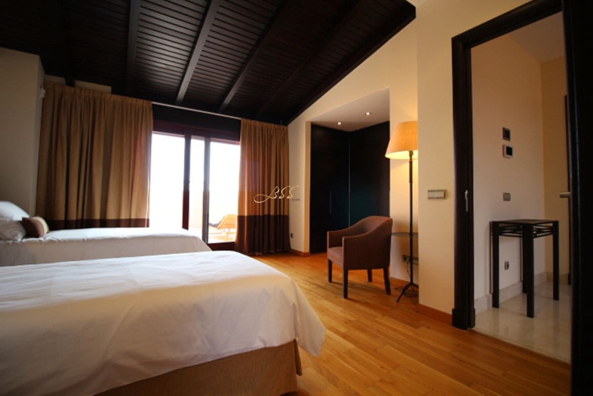 3 bedroom Penthouse for rent in Puerto Banus - € 12,000 (Ref: 9360179)