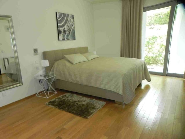 4 slaapkamer Villa te koop in Marbella met garage - € 3.000.000 (Ref: 9360180)