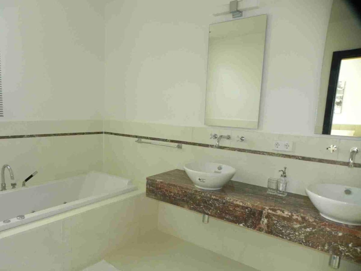 4 bedroom Villa for sale in Marbella with garage - € 3,000,000 (Ref: 9360180)