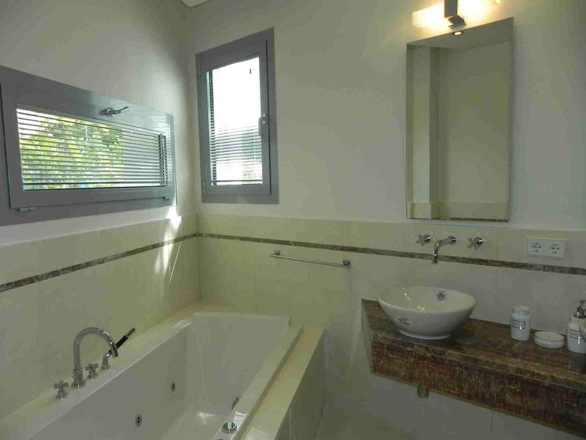 4 bedroom Villa for sale in Marbella with garage - € 3,000,000 (Ref: 9360180)