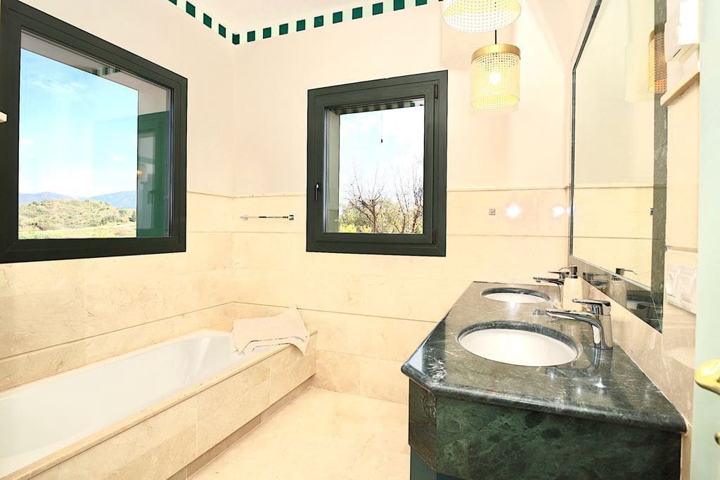 5 bedroom Villa for rent in Estepona - € 15,000 (Ref: 9360187)