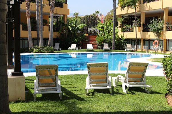 Villa/Maison de 4 chambres à louer à Marbella - 7 500 € (Ref: 9367810)