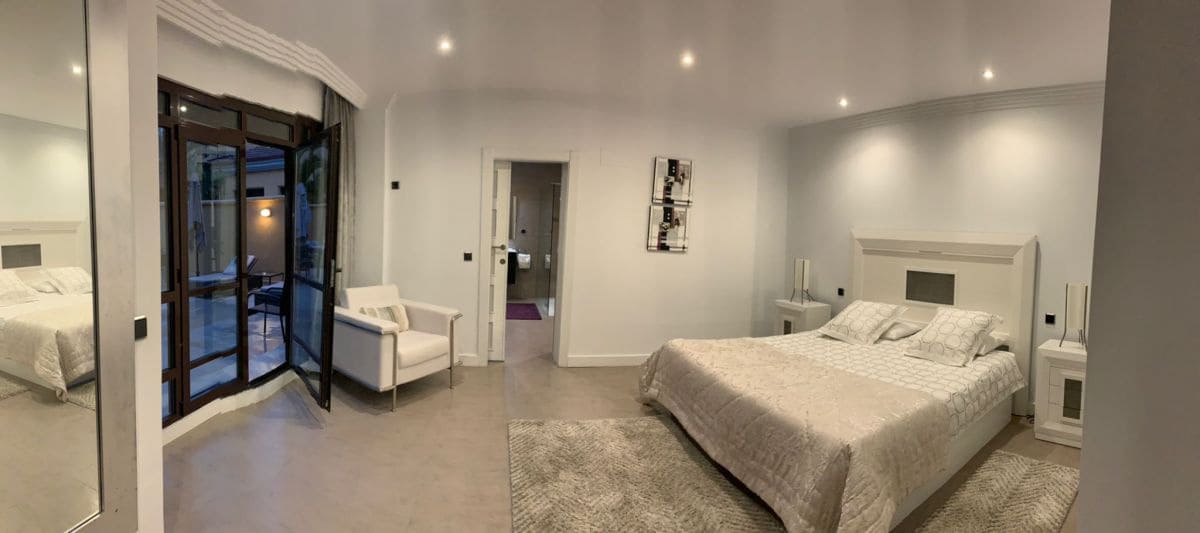 Villa/Maison de 4 chambres à louer à Marbella - 7 500 € (Ref: 9367810)