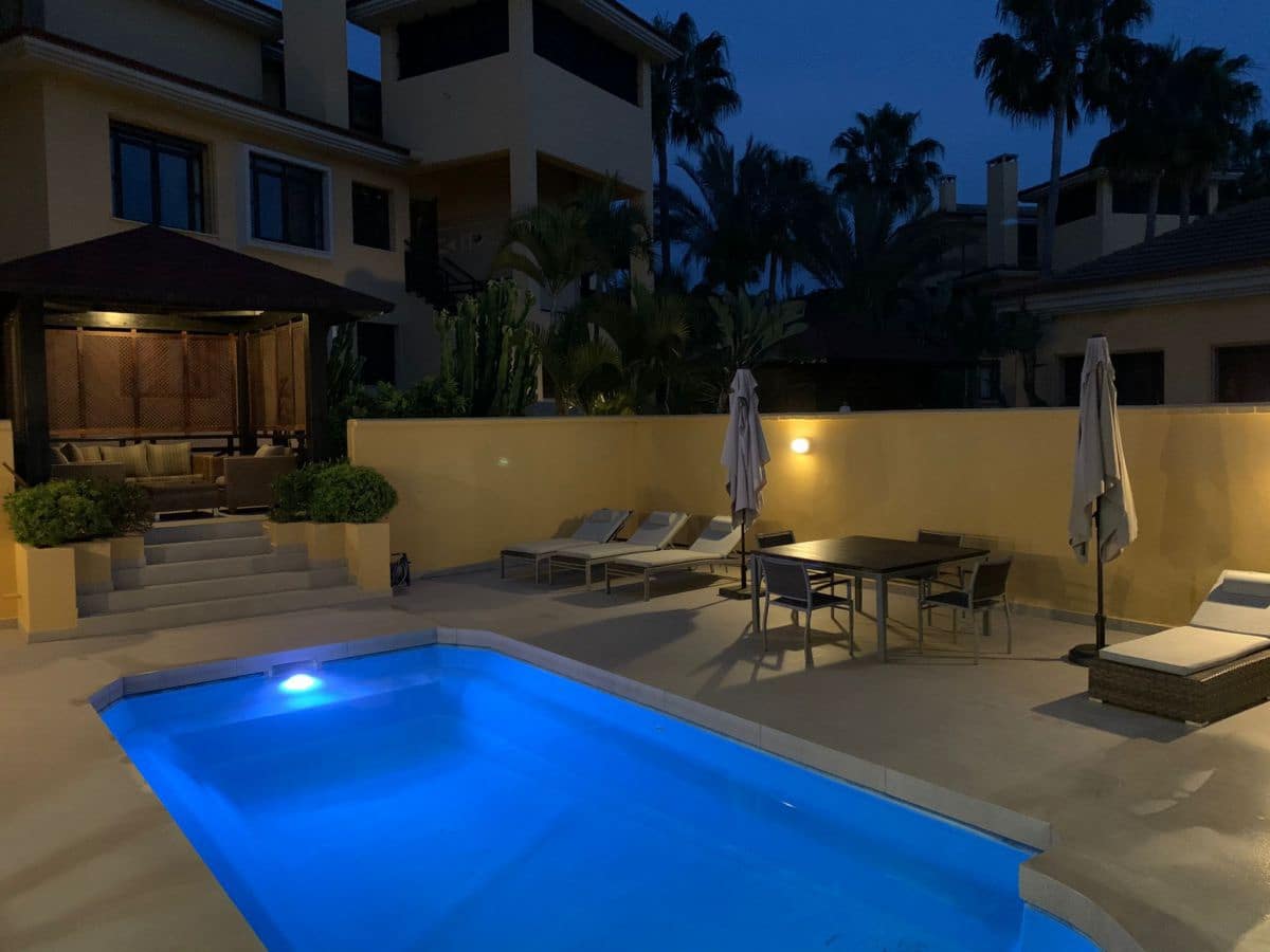 Villa/Maison de 4 chambres à louer à Marbella - 7 500 € (Ref: 9367810)