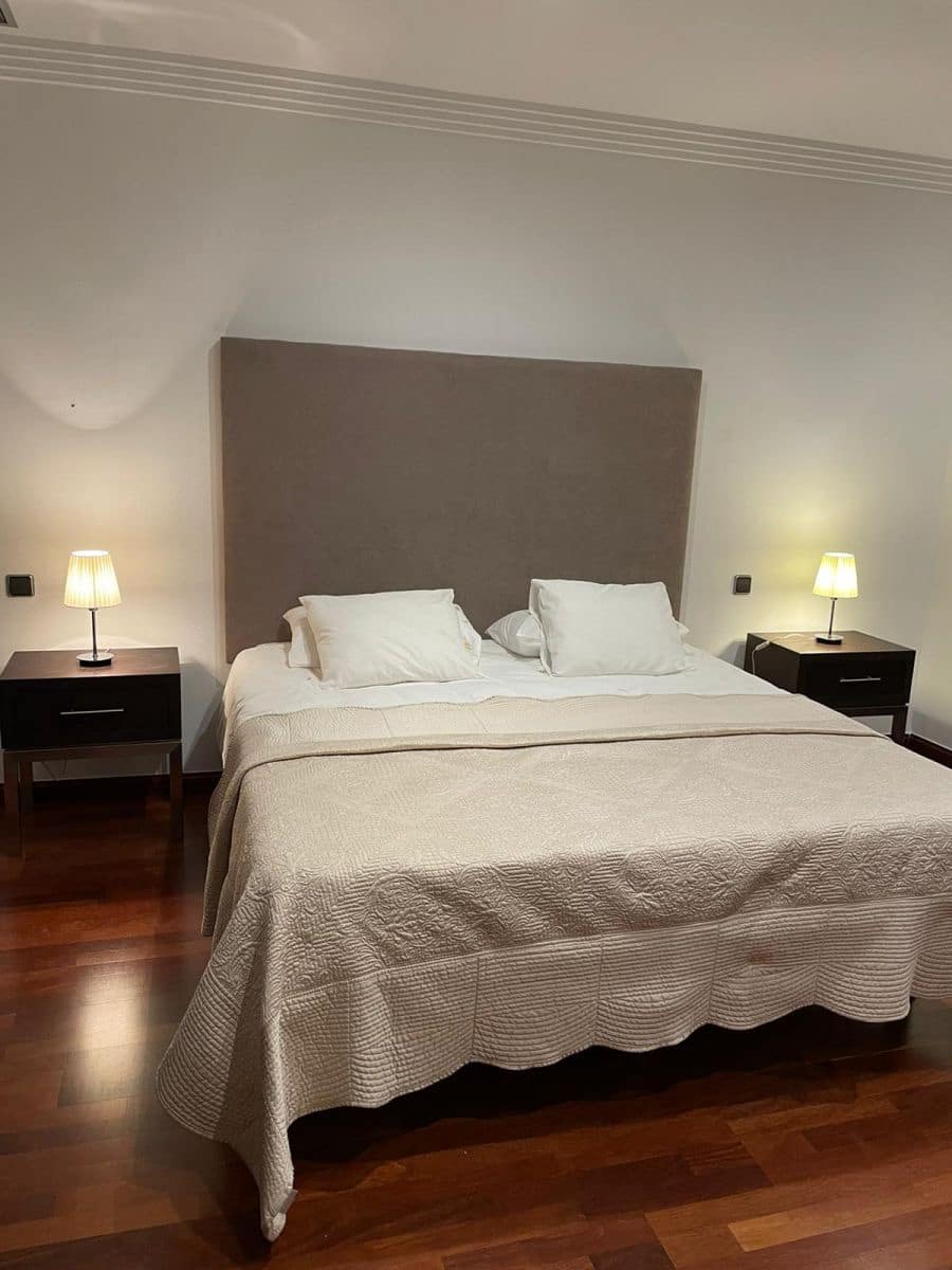 Villa/Maison de 4 chambres à louer à Marbella - 7 500 € (Ref: 9367810)