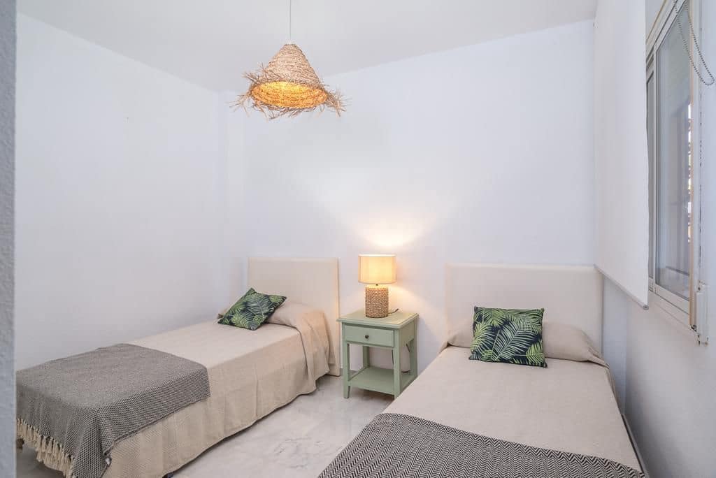 2 bedroom Apartment for rent in Marbella with garage - € 1,700 (Ref: 9400836)