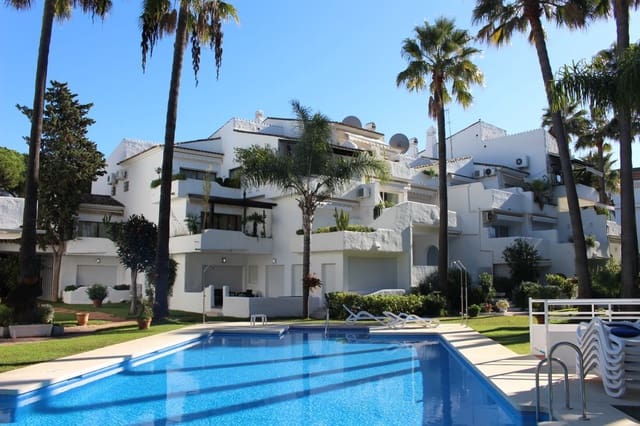 3 bedroom Apartment for rent in Puerto Banus, Marbella with garage - € 3,500 (Ref: 9408044)