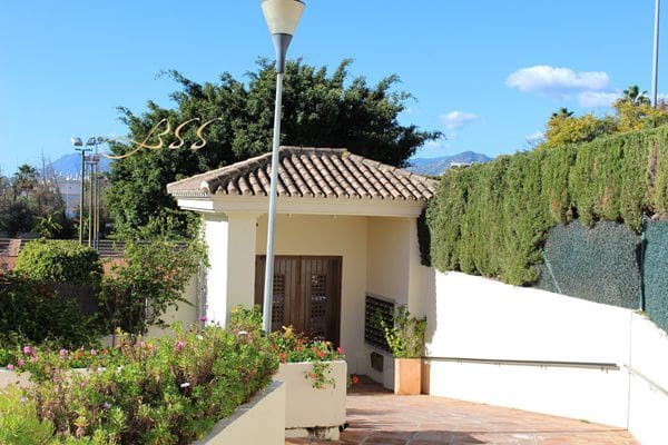 Appartement de 2 chambres à louer à Puerto Banus, Marbella avec garage - 2 000 € (Ref: 9433329)
