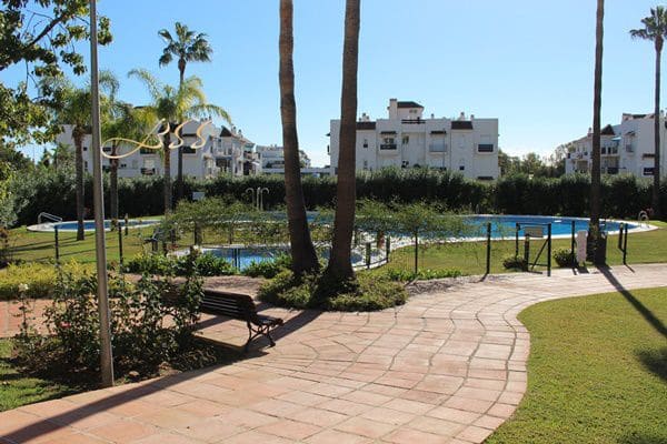 Appartement de 2 chambres à louer à Puerto Banus, Marbella avec garage - 2 000 € (Ref: 9433329)