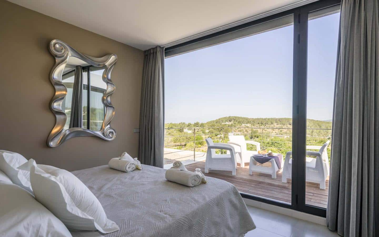 Chalet de 4 habitaciones en San Jose / Sant Josep de Sa Talaia en alquiler con piscina - 12.000 € (Ref: 10062485)