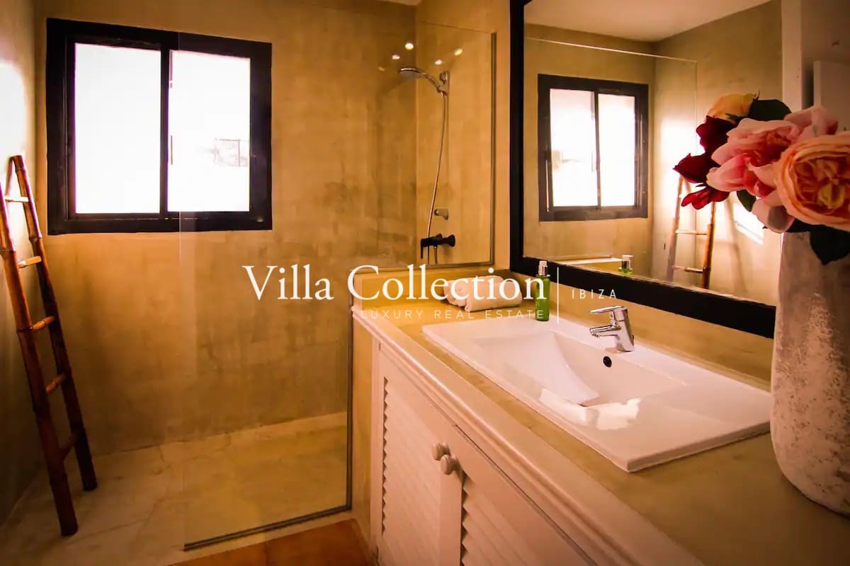 5 soverom Villa til salgs i Ibiza by med svømmebasseng garasje - € 19 000 (Ref: 8104992)