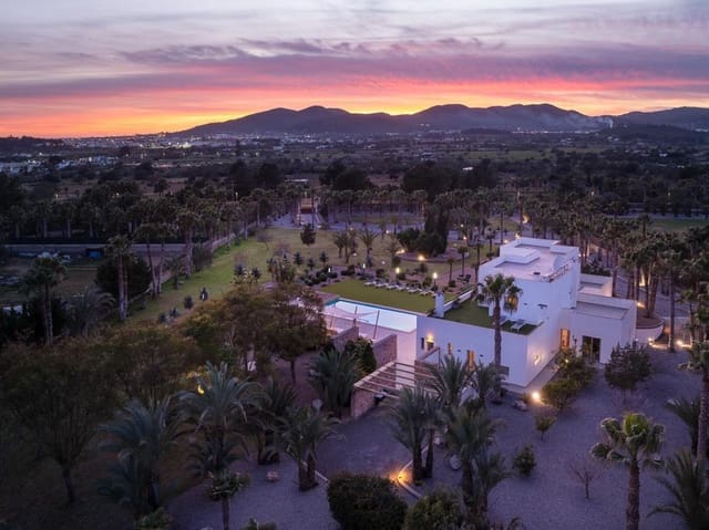   8 soveværelse   ferieVilla i Ibiza by med   swimmingpool   - € 20.000 (Ref: 8161250)