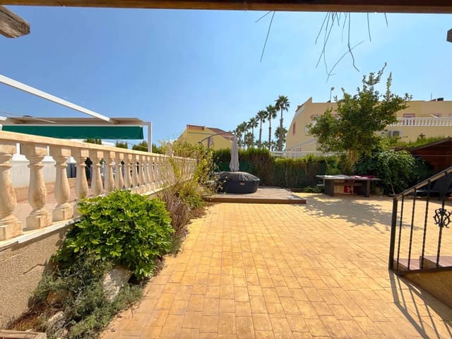 Bungalow de 2 habitaciones en La Zenia, Orihuela en venta con piscina - 219.950 € (Ref: 10082133)
