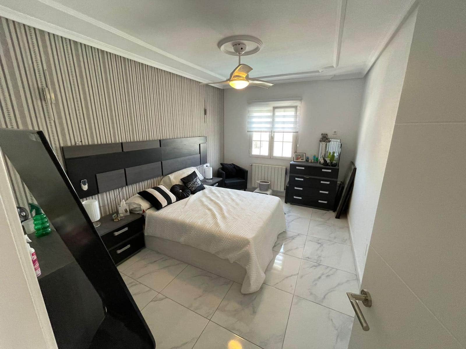 5 bedroom Villa for sale in Cabo Roig with pool garage - € 585,000 (Ref: 9064433)